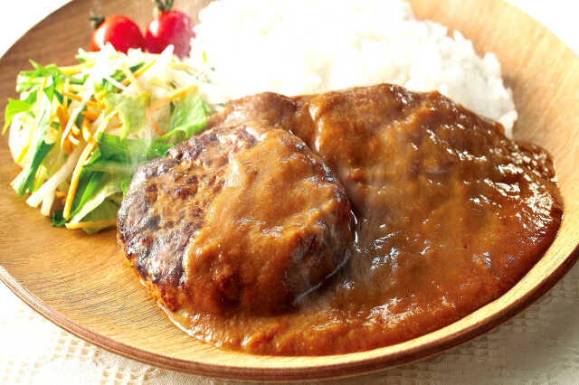 １人暮らしの味方、蔵王牛 ハンバーグ煮込みカレー（レトルト）海外にも送れます